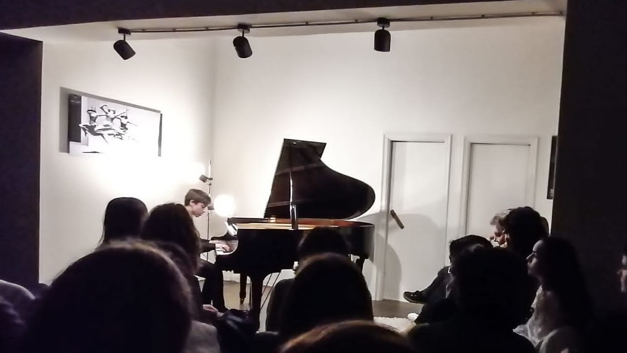La flautista Almudena Fernández y el guitarrista Ivo Lago en Compass
