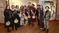 Chelo Facal, Mercedes Touz�n y Gosia Trabacz, con las pandeireteiras As Avela��as de Cambre