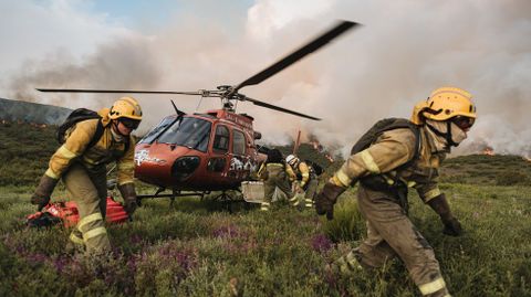 Los bomberos de la brigada helitransportada de Becerre, en su llegada a Folgoso a ltima hora de la tarde del martes