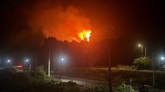 Una vista del incendio desde San Clodio en una imagen tomada esta madrugada