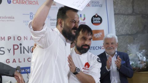 Judicael Romero y Alberto Fernández, del hotel restaurante Pallabarro de Allariz, recogiendo el segundo premio a la mejor tapa de la cuarta edición del Campeonato de Tapas y Pinchos de Galicia.
