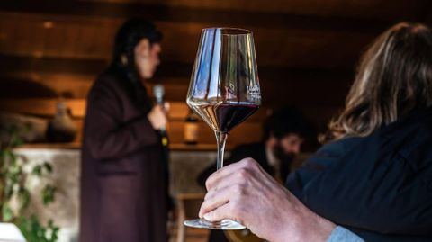 Un momento de la actuaci�n de Sabela Rey en la bodega chantadina