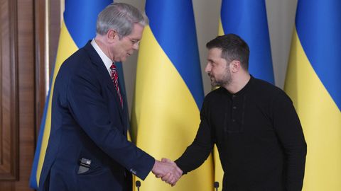 El presidente Volodimir Zelenski y el secretario del Tesoro estadounidense, Scott Bessent, ayer en la reunin mantenida en Kiev