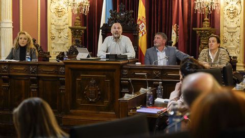 La�actual viceinterventora�(primera por la derecha, en esta imagen de archivo de un pleno municipal) tendr� que ser reintegrada a su puesto