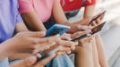 Un grupo de adolescentes utiliza sus dispositivos m�viles