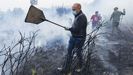 Muchos vecinos de la zona se movilizaron para tratar de apagar el fuego con palas y otros utensilios propios. 