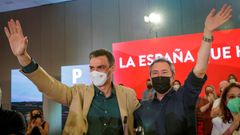 El presidente del Gobierno y secretario general del PSOE, Pedro S�nchez, junto al candidato socialista a la Junta de Andaluc�a, precandidato a la Secretar�a General del PSOE-A y alcalde de Sevilla, Juan Espadas