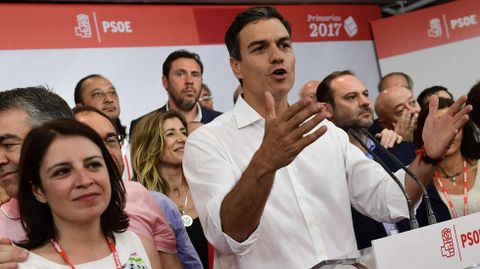 Adriana Lastra, a la izquierda de Pedro S�nchez