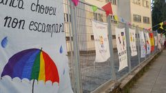 Mensajes de �nimo en la puerta del colegio Frei Luis de Granada, en Sarria