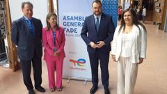 F�lix Baraga�o (C�mara de Comercio), el presidente del Principado, Adri�n Barb�n (segundo por la derecha), presidenta de la FADE, Mar�a Calvo y concejala del Ayuntamiento de Gij�n, Marina Pineda, antes de la clausura de la amblea general de FADE, en Gij�n
