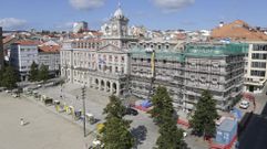 Vista general del edificio, donde se aprecia la retirada total de la teja en el ala derecha.