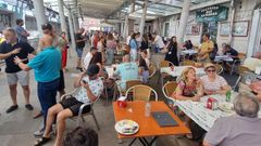 Turistas en la calle de las ostras, en Vigo