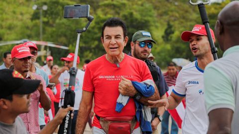 El candidato del Partido Liberal, Salvador Nasralla, durante una visita a San Antonio de Flores (Honduras), el pasado s�bado