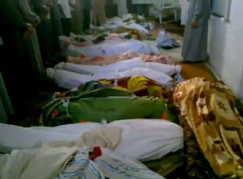 Imagen de vdeo en la que se ven varios cuerpos de la masacre en Tremseh, en la provincia de Hama.