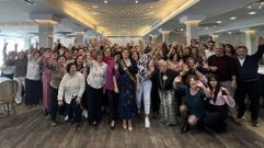 M�s de un centenar de compa�eros arroparon a Charo Silva (con la banda) en su fiesta de despedida