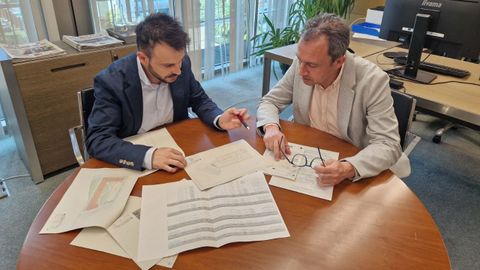 El director general de Vivienda, Jes�s Daniel S�nchez, y el consejero Ovidio Zapico, esta ma�ana, en la sede de la Consejer�a de Ordenaci�n de Territorio, Urbanismo, Vivienda y Derechos Ciudadanos.