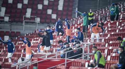 Banquillo del Oviedo, situado en la grada de El Molinn, durante el derbi asturiano de la 19/20