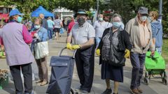 Clientes en el mercado de Carballo respetando el obligatorio uso de mascarillas