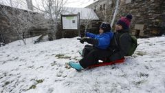 Unas cuantas familias pasaron la ma�ana en O Cebreiro disfrutando de la nieve.