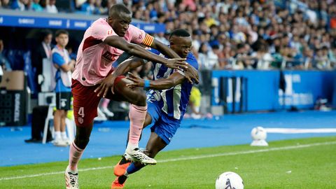 Pugna del bal�n entre Diakhaby y Bil Nsongo