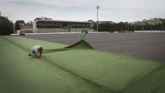 cambre.Imagen de archivo de la colocacin de csped artificial en un campo de Cambre