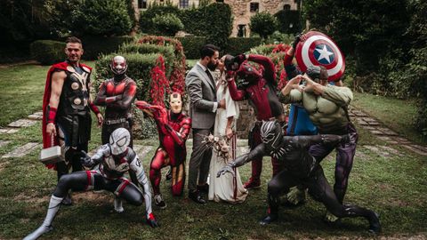 Los amigos de Gabri y Sabrina no dudaron en lucir sus mejores galas de superh�roes desde antes ya de la ceremonia.
