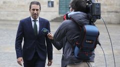 Alfonso Villares, exconselleiro do Mar, este jueves, preguntado por un periodista en la Praza do Obradoiro de Santiago.