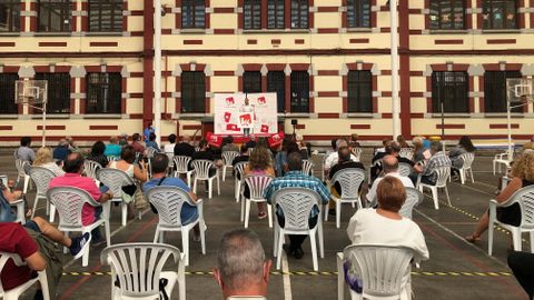 El diputado y coordinador general de IU Asturias, Ovidio Zapico, ofrece un mitin en Mieres
