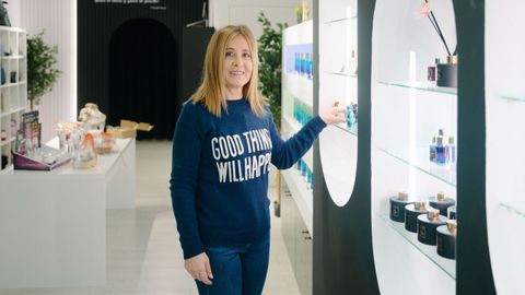 Mayte, con algunos de los perfumes que vende en su nuevo comercio