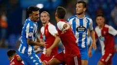 Los deportivistas Quiles y Lape�a, en un lance del partido de la primera vuelta, que acab� 5-0