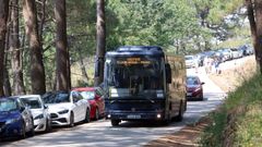 El autob�s tur�stico pasando por la playa de Area da Secada