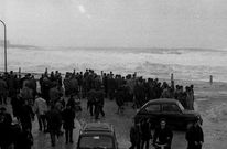El espect�culo del temporal en Riazor siempre ha congregado a los curiosos <span lang= es-es >Foto</span><span lang= es-es > Alberto Mart�</span>