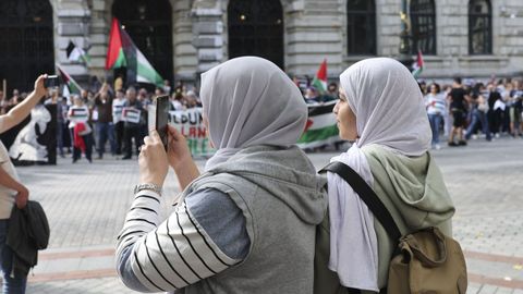 Dos personas graban la manifestacin que ha recorrido este mircoles las calles de Bilbao, pidiendo la libertad de Palestina dentro de la jornada de huelga general del 15 de octubre.