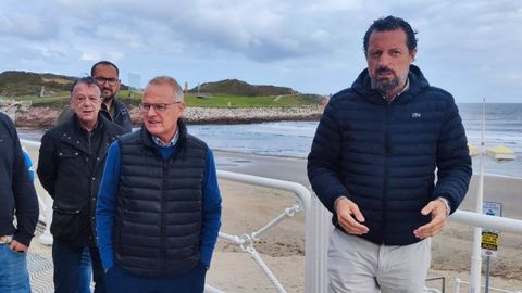 Diego Canga y Eloy Alonso en el paseo de la playa de Salinas