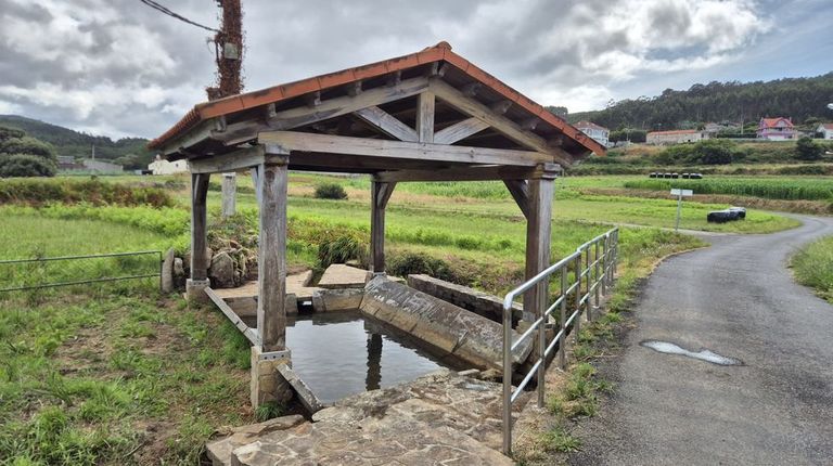 LAVADEROS DE LAXE. El Concello de Laxe acaba de recuperar, con limpieza y mejoras, diez de sus lavaderos: Val de Regueira, R�o dos Cabalos (foto), A Torre, Pazo de Leis en Soesto, Co�ns, Mat�o, Cu��a, Boa�o, Fonte do Sapo y M�rdomo. 