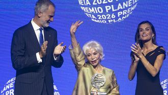 Los reyes, Felipe VI y Letizia, junto a la escritora Isabel Allende