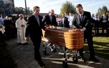 El sacerdote fue enterrado en la parroquia coristanquesa de San Miguel de Couso.