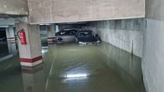 Garaje inundado en la calle Fernando Olmedo por las trombas de agua ca�das de madrugada