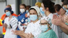 Sanitarios durante un acto en recuerdo a las v�ctimas de la pandemia celebrado en urgencias de Montecelo