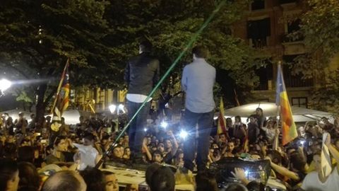 Jordi Cuixart y Jordi Snchez, subidos a un coche de la Guardia Civil