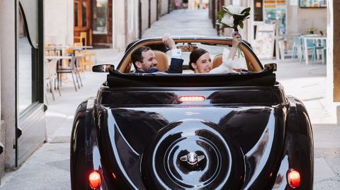 Los novios salieron del casco histórico de Ourense en descapotable.