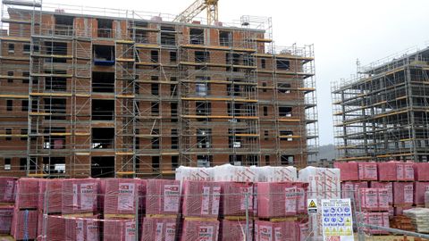 Construcci�n de un edificio en O Milladoiro (Ames), en una imagen de archivo.