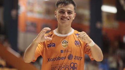 Enzo B�ez celebra el primer gol de la temporada en el Vista Alegre.