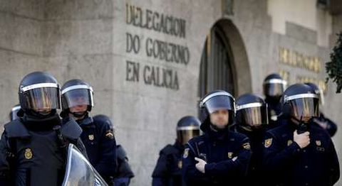 Antidisturbios protegen la Delegación del Gobierno en una protesta del sector naval del 2012.
