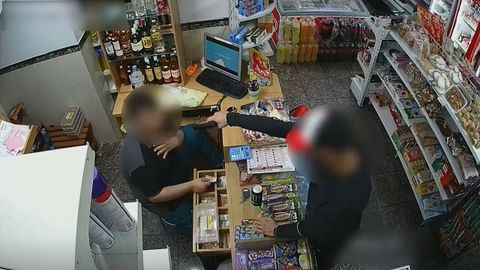 Im�genes de las c�maras del establecimiento en el momento del atraco estudiadas por la Guardia Civil