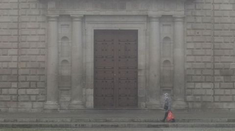 La puerta principal del edificio de los Escolapios, fotografiada una maana de niebla en diciembre del 2021
