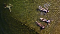 Chapuz�n en el r�o Yenisei para combatir el calor. 