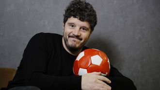 Touri posa cun bal�n como o que ti�a de pequeno.