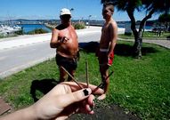 Los clavos oxidados est�n esparcidos por toda la playa.