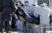 Desembarco del cad�ver de un emigrante en el puerto siciliano de Emp�docles. 
